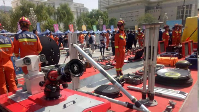 我公司技術(shù)人員在蘭州市消防特勤大隊(duì)為消防官兵現(xiàn)場顯示、培訓(xùn)我公司所供設(shè)備